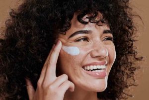 راهنمای کامل انتخاب و خرید ضد آفتاب مناسب فروشگاه اینترنتی آی خانمی