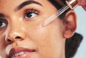 جوان‌سازی پوست با سرم رتینول: راهی مؤثر برای کاهش چروک‌ها فروشگاه اینترنتی آی خانمی