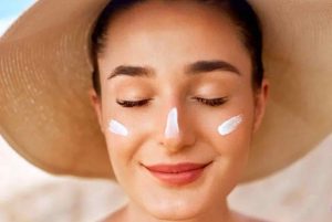 چرا استفاده از ضد آفتاب ضروری است؟ فروشگاه اینترنتی آی خانمی